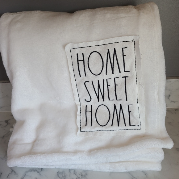 Rae Dunn Plush Throw - Picture 1 of 2